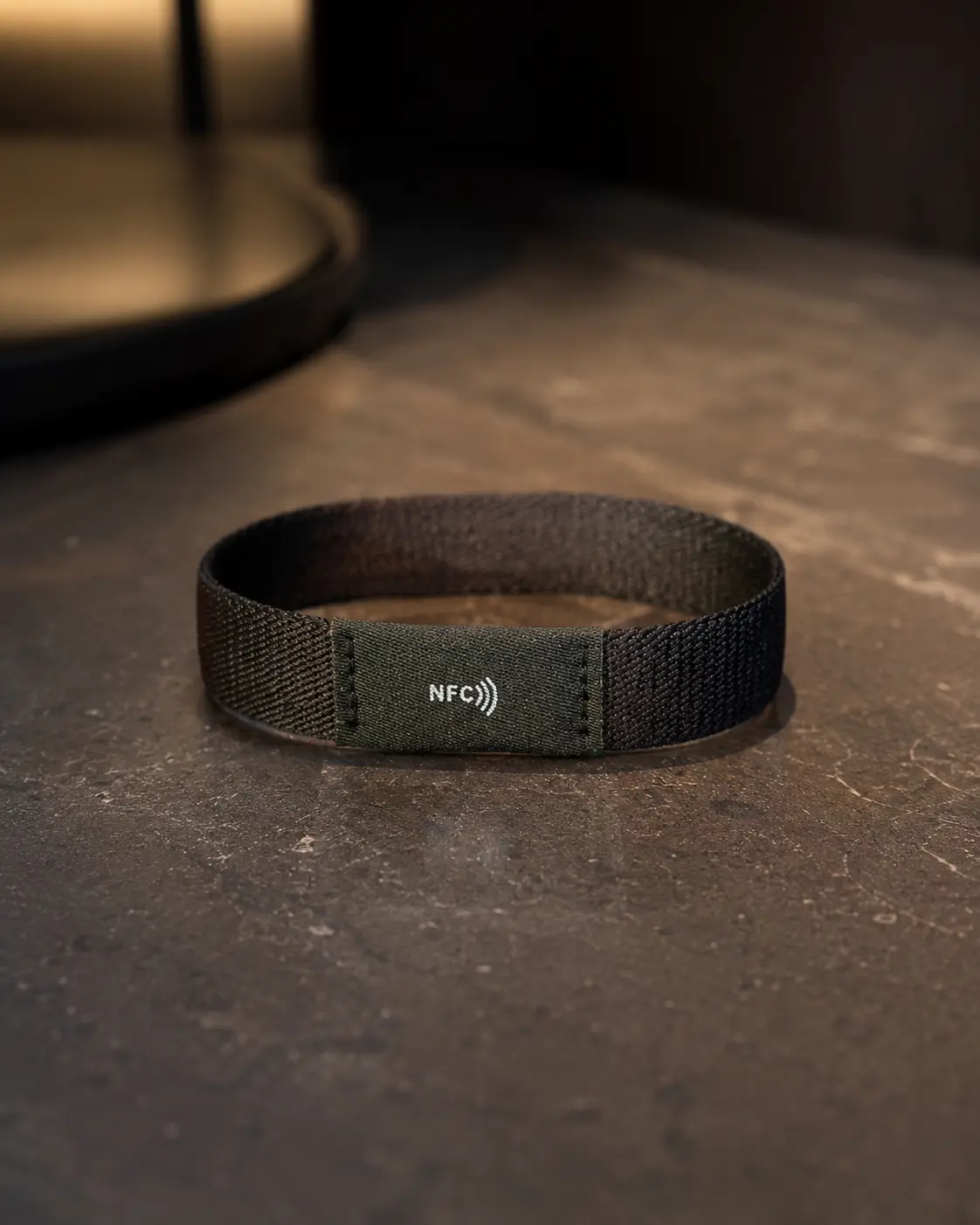 NFC-Armband auf einer Theke