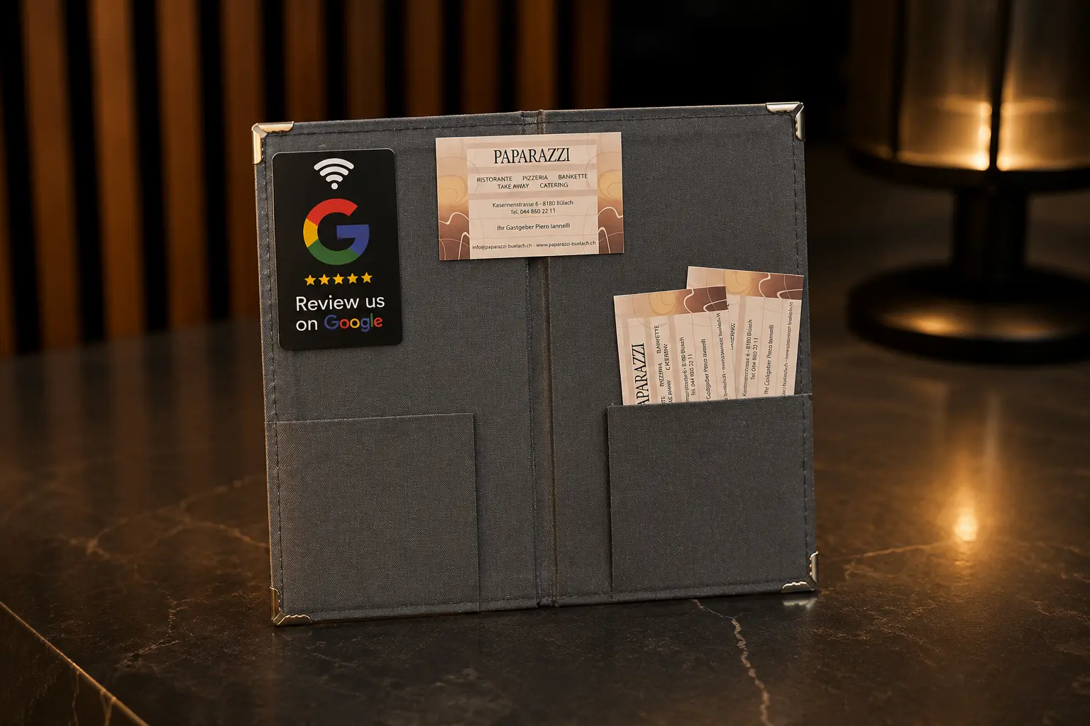 NFC-Karte im Fach einer Rechnungsmappe