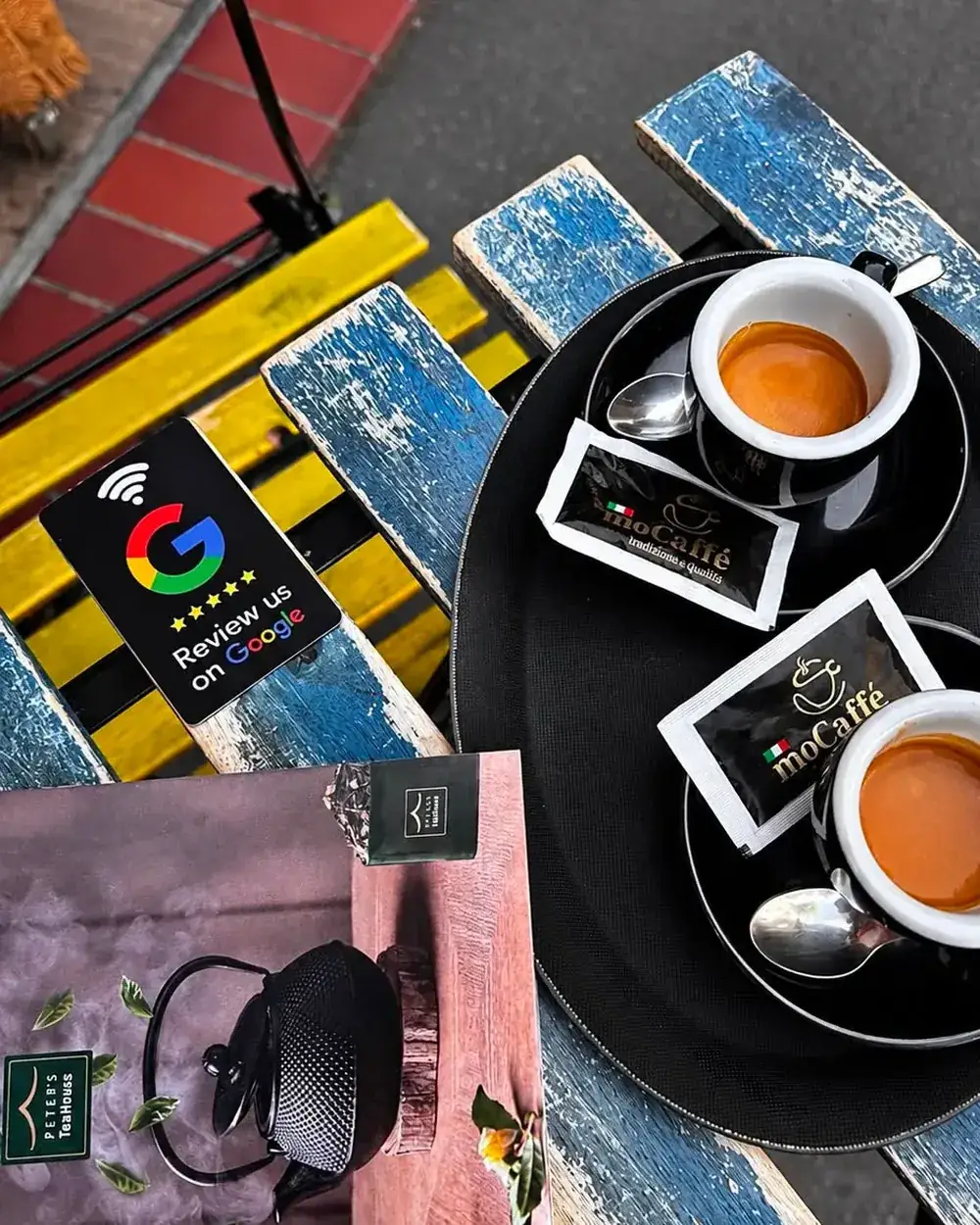 NFC-Karte auf einem Cafétisch neben zwei Espresso